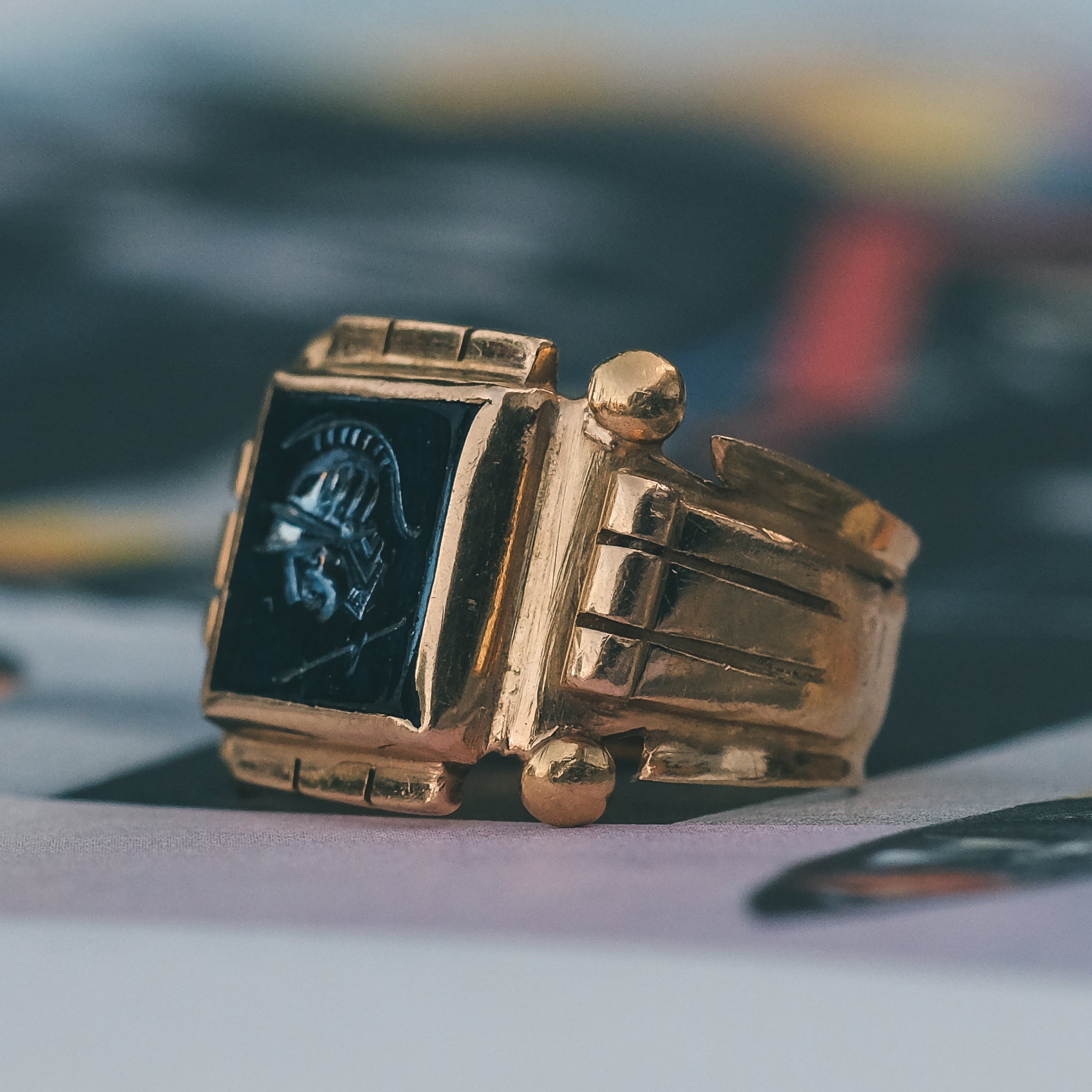 Intaglio ring top